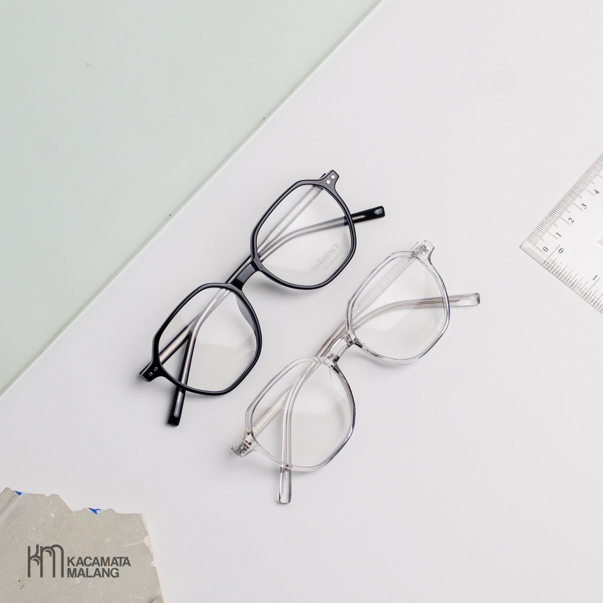 Pelanggan Kacamata Malang membandingkan desain frame kacamata untuk pelajar vs kerja