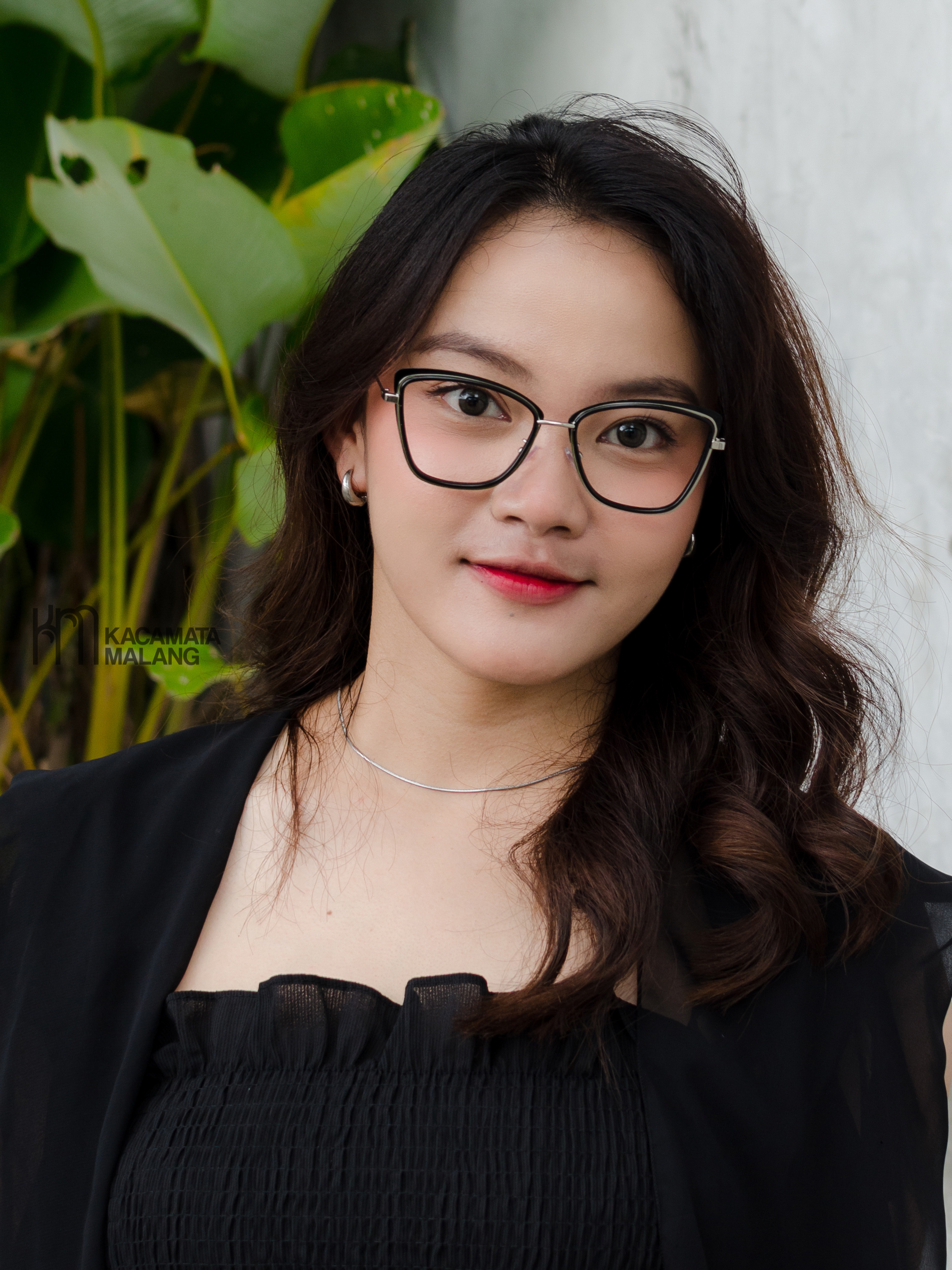 Mahasiswa tanpa sengaja ketiduran menggunakan kacamata TR90 yang lentur sehingga bingkainya aman dan tidak patah